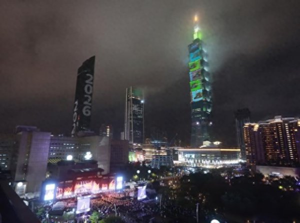 股票配资咨询行情 无惧大雨! 台北跨年“101烟火秀”点亮夜空